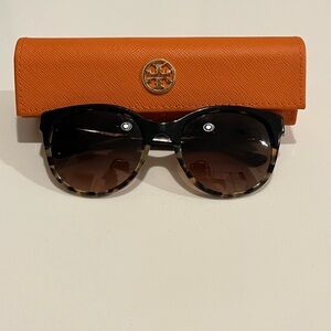 Tory Burch Black and Tortoiseshell Gradient Sunglasses with Orange Case